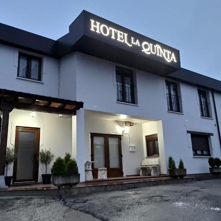 Hotel La Quinta Cue Bagian luar foto