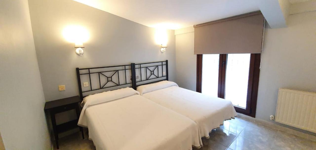 Hotel La Quinta Cue Bagian luar foto